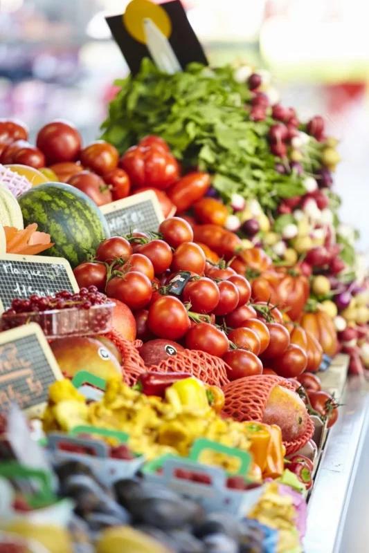 Marchés de la Côte d'Émeraude. Etals de fruits et légumes frais et locaux pour déguster les spécialités locales pendant un séjour en Bretagne.