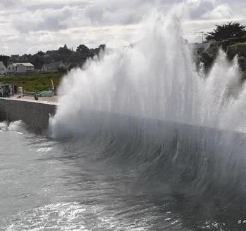 Une vague vient se jeter sur la digue de Lonchamp à Saint-Lunaire lors d'un phénomène de grandes marées. La Baie de Saint-Malo a les plus grandes marées d'Europe, avec la Baie du Mont Saint-Michel