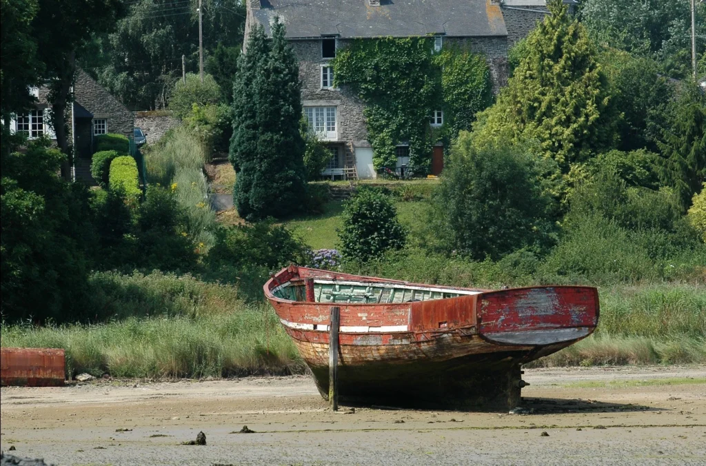 Au Minihics-sur-Rance, les Chantiers Navals sont encore bien présents aujourd'hui. Au XIXème siècle, ils construisaient les bateaux des Terre Neuvas, aujourd'hui, ils sont reconvertis pour la plaisance.