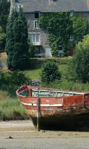 Au Minihics-sur-Rance, les Chantiers Navals sont encore bien présents aujourd'hui. Au XIXème siècle, ils construisaient les bateaux des Terre Neuvas, aujourd'hui, ils sont reconvertis pour la plaisance.