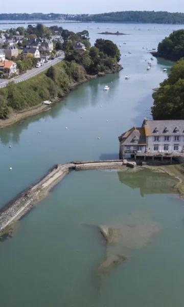 vue aérienne de l'estuaire de la Rance et d'un ancien moulin à marée entre Pleurtuit et La Richardais. Photo : niclo Films