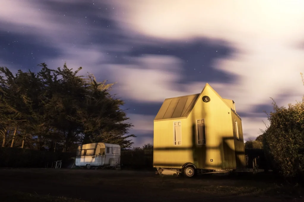 Photo nocturne d'une Tiny house du Camping Port Blanc à Dinard. Crédit Photo : Our American Dream