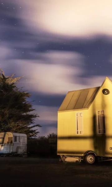 Photo nocturne d'une Tiny house du Camping Port Blanc à Dinard. Crédit Photo : Our American Dream