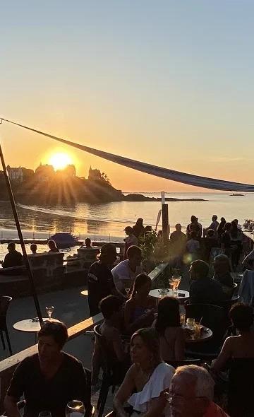 Le Sunet, un bar installé le long de la plage de l'écluse à Dinard. Un spot pour admirer le coucher du soleil sur la Côte d'Émeraude.