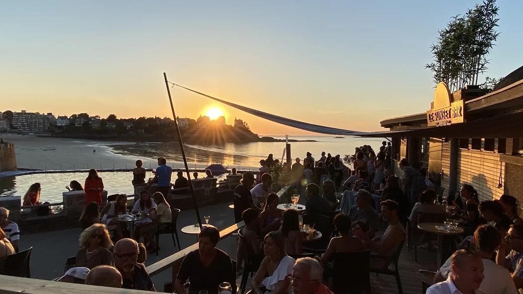 Le Dôme by Camping Port Blanc, un bar installé le long de la plage à Dinard. Des concerts y sont organisés en saison.