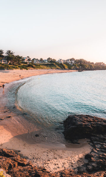 Plage De La Fourberie à Saint Lunaire au coucher du soleil. Une plage bien orientée à proximité de Dinard.