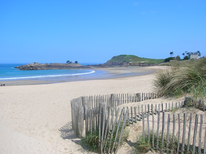 Plage De Port Hue à Saint Briac sur Mer. Une plage au label Pavillon bleu, parfaite si  l'on cherche une plage où se baigner en famille pendant ses vacances en Bretagne.