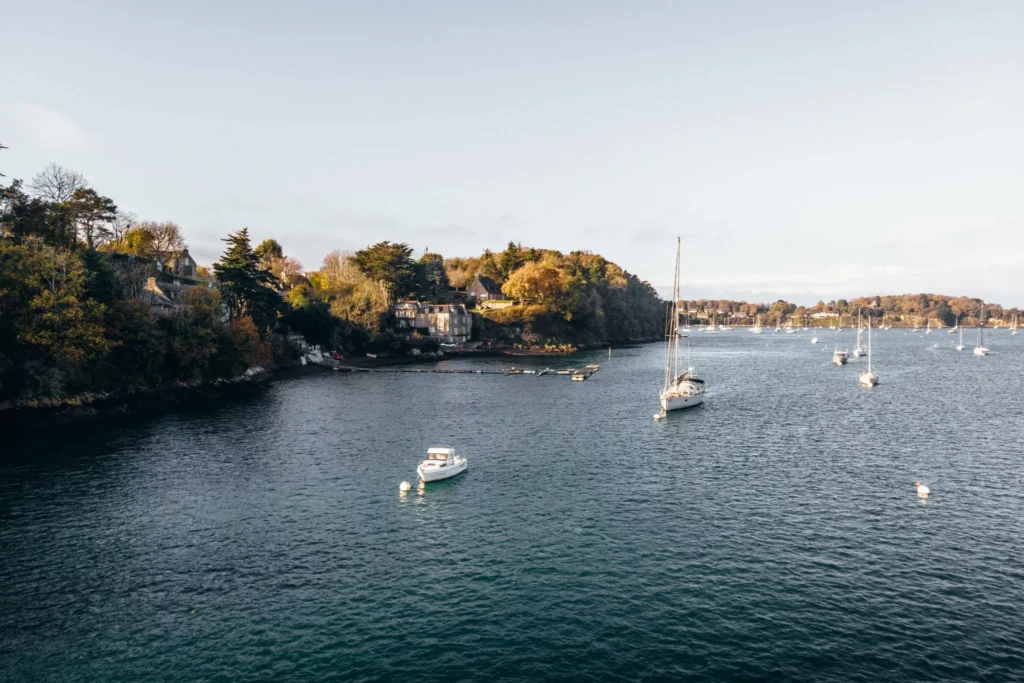 Pleurtuit En Hiver : panorama sur la Cale De Jouvente, lieu intimiste sur les bords de Rance. Rendez-vous pour un pique-nique ou une balade en bateau. Les incontournables de Pleurtuit