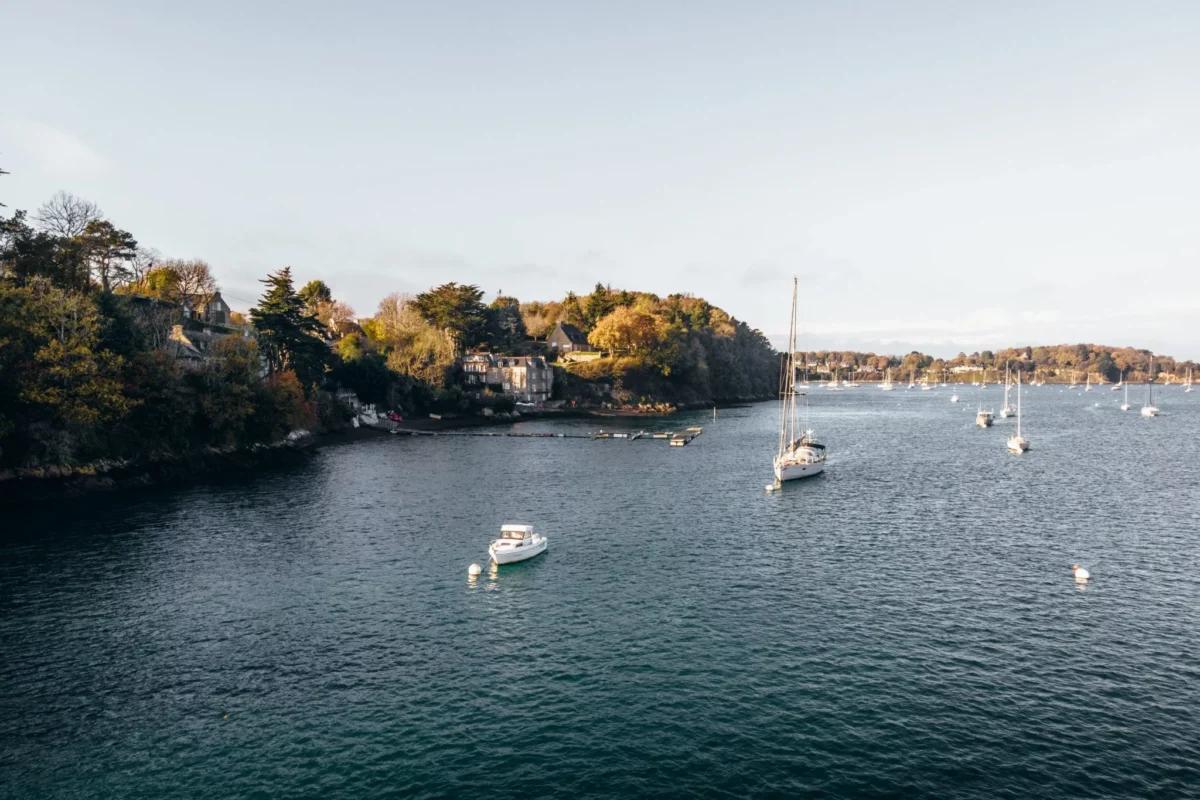 Pleurtuit En Hiver : panorama sur la Cale De Jouvente, lieu intimiste sur les bords de Rance. Rendez-vous pour un  pique-nique ou une balade en bateau.