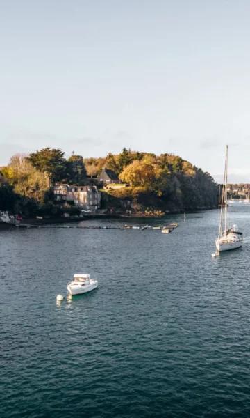 Pleurtuit En Hiver : panorama sur la Cale De Jouvente, lieu intimiste sur les bords de Rance. Rendez-vous pour un  pique-nique ou une balade en bateau.