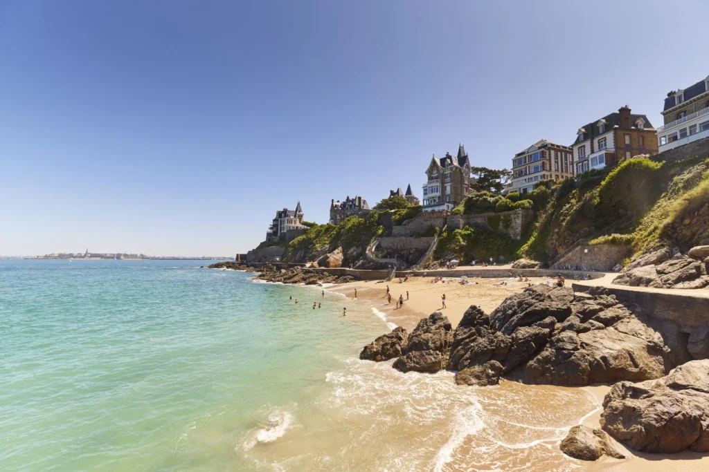 Plage de Port Riou au pied des villas de la Pointe de la Malouine à Dinard. Un quartier incontournable de la ville.