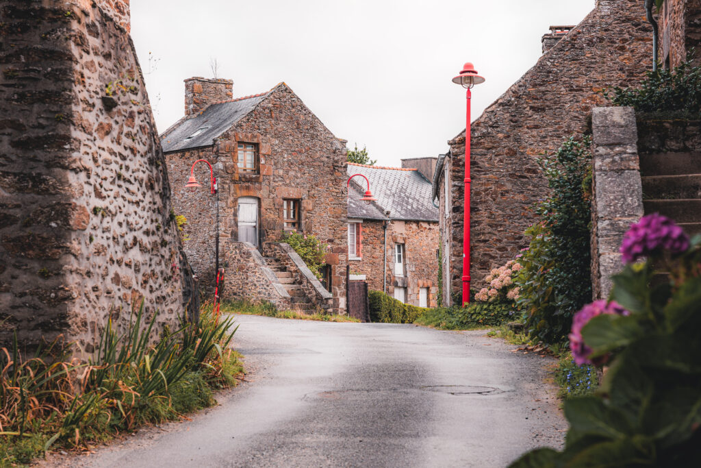 Ruelle dans le village du Minihic Sur Rance, sur les bords de l'estuaire de la Rance. Cette commune abrite des chantiers navals et offre la possibilité de faire de belles promenades à pied et à vélo.