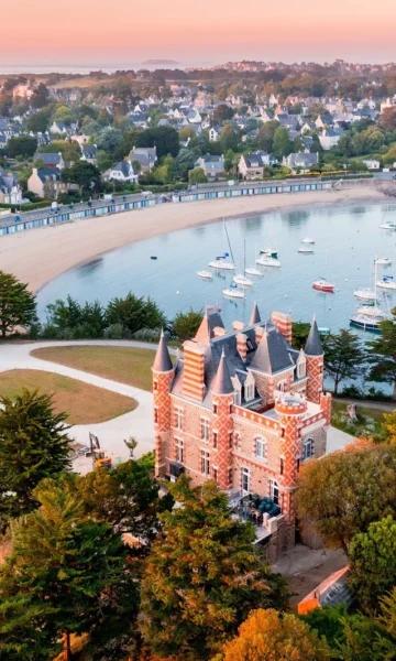 Saint-Briac-sur-Mer et son château du Nessay, hôtel nichée sur une presqu'île et entouré des plages de la Grande Salinette et du Béchet. Photo de Loïc Lagarde