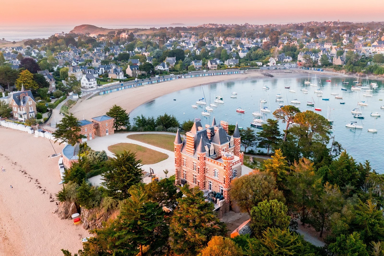 Saint-Briac-sur-Mer et son château du Nessay, hôtel nichée sur une presqu'île et entouré des plages de la Grande Salinette et du Béchet. Photo de Loïc Lagarde