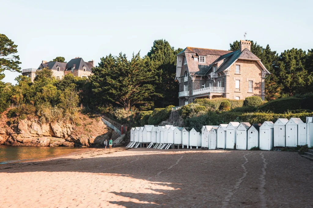 Plage de la Grande Salinette à Saint-Briac-sur-Mer, une des plus jolies plages de la Côte d'Émeraude. Cette plage familiale a le label Pavillon Bleu, et dispose d'un club de plage pour les enfants. Elle est reconnaissable grâce à ces jolies cabines blanches.