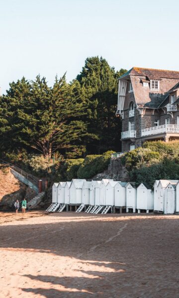 Saint Briac La plage de la Grande Salinette, avec ses cabines blanches posées sur le sable fin.