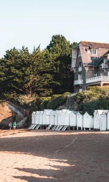 Plage de la Grande Salinette à Saint-Briac-sur-Mer, une des plus jolies plages de la Côte d'Émeraude. Cette plage familiale a le label Pavillon Bleu, et dispose d'un club de plage pour les enfants. Elle est reconnaissable grâce à ces jolies cabines blanches.