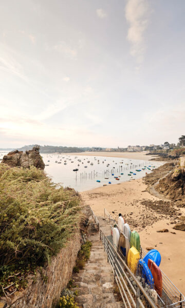 Cale du Décollé à Saint-Lunaire, l'un des lieu à découvrir lors d'un parcours géocaching accessible via l'application Trésors de Haute Bretagne.