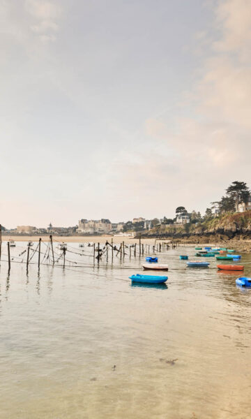 Grande Plage de Saint-Lunaire, à côté de la Pointe du Décollé. Les annexes attachées aux rochers permettent aux plaisanciers de rejoindre leurs bateaux.