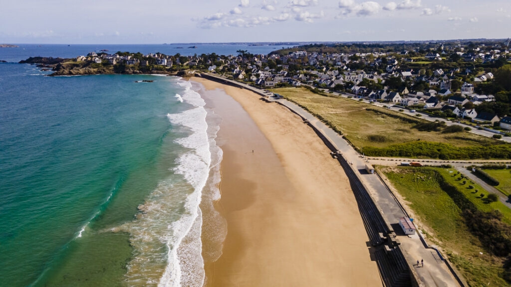 Saint Lunaire et la Plage De Longchamp : une grande étendue qui fait figure de spot de surf reconnu sur la Côte d'Émeraude. Cette plage familiale est facile d'accès et très appréciée par les locaux, tant que par les visiteurs.