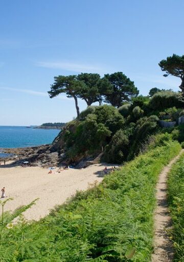 Saint Lunaire, chemin de randonnée entre campagne et mer le long des sentiers balisés. Crédit : Hamel