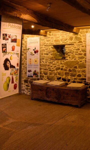 Salle d'exposition du Musée du cidre à Pleudihen-sur-Rance. Le cidre est l'une des spécialités de la Bretagne.