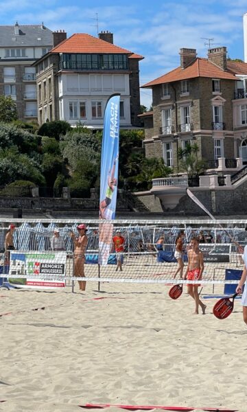 Le Summer Beach Tennis Tour revient à Dinard en juillet 2024. Venez tester ce sport