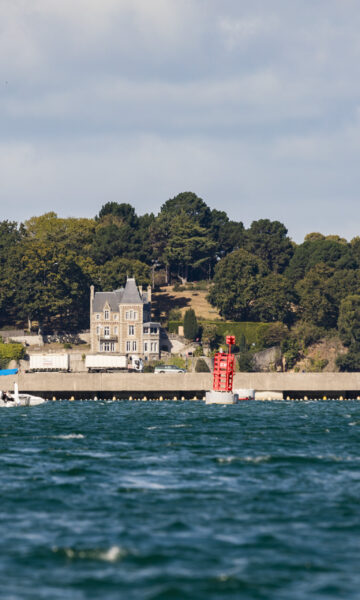 Usine Marémotrice De La Rance, située à la Richardais est l'une des visites d'entreprises les plus appréciées sur la Côte d'Émeraude. Découvrez comment EDF produit de l'électricité grâce à la force des marées.