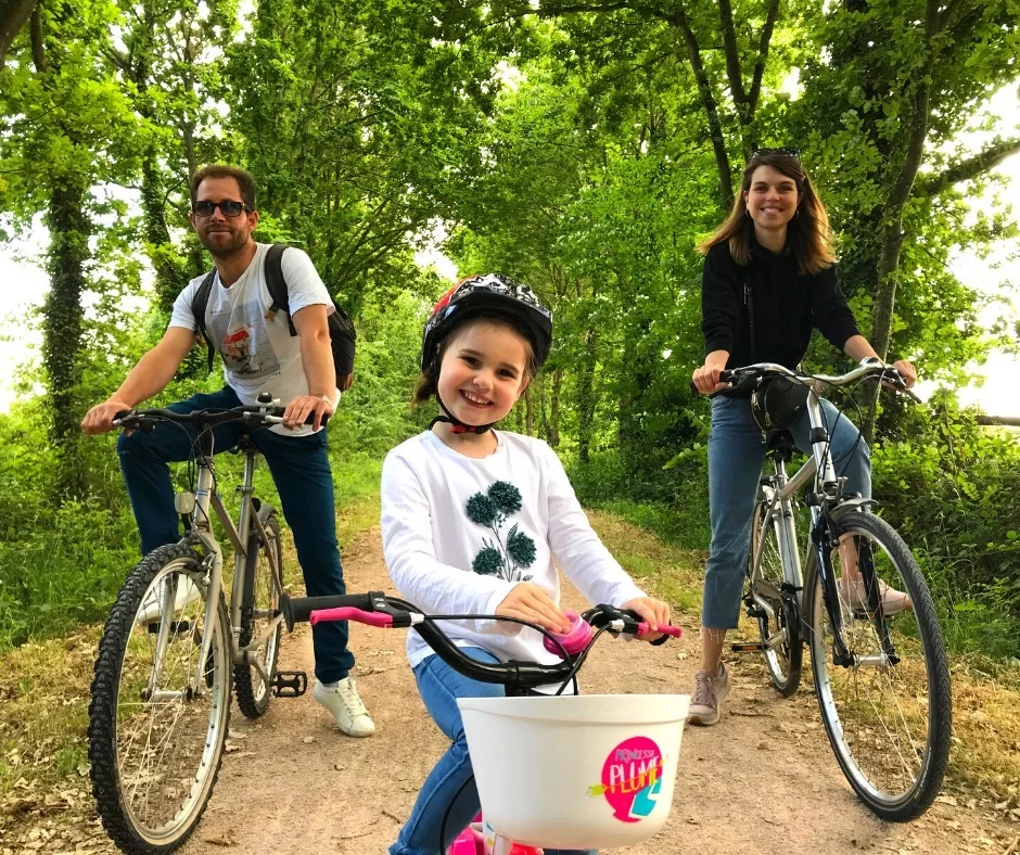 En famille à vélo sur la Côte d'Émeraude : suivez les chemins sécurisés et les circuits d'une longueur de