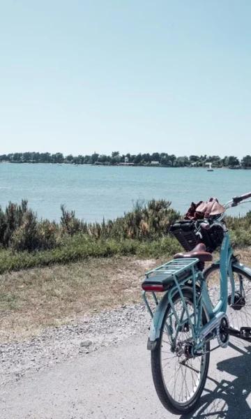 Velocouest Location De Velo sur la Côte d'Émeraude. Un vélo est présenté devant une mer calme sur la Côte d'Émeraude. Faites des balades en vélo en Bretagne facilement en louant votre vélo.