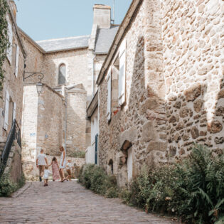 Une famille se promène ensemble dans le village pittoresque de Saint-Briac-sur-Mer, explorant les ruelles charmantes et profitant de la sérénité de ce beau coin de Bretagne.