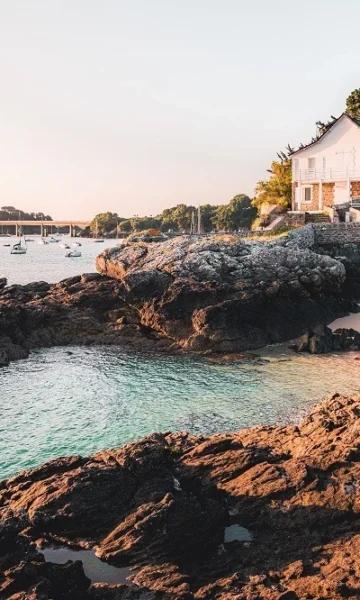 Plage Du Rocher à Lancieux. Petite plage qui bénéficie d'une vue imprenable sur Saint-Briac-sur-Mer. Elle est située en la mer et l'estuaire du Frémur.