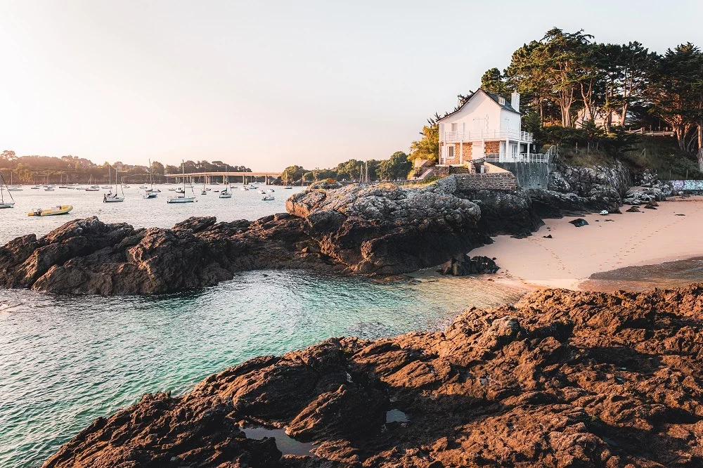 Plage Du Rocher à Lancieux. Petite plage qui bénéficie d'une vue imprenable sur Saint-Briac-sur-Mer. Elle est située en la mer et l'estuaire du Frémur.