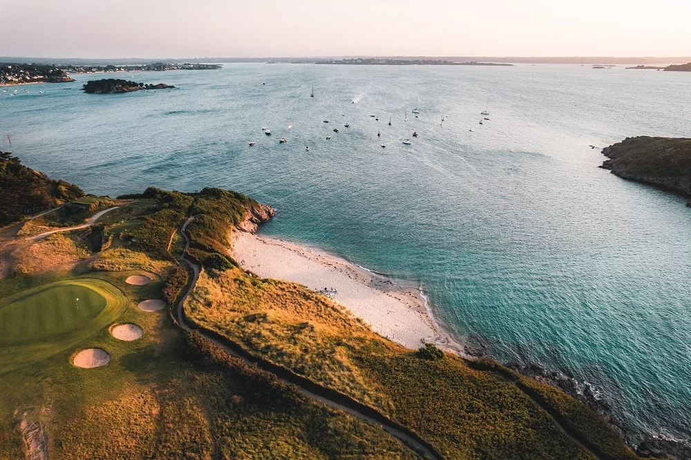 Photo aérienne du Dinard Golf situé à Saint-Briac-sur-Mer. Ce golf en bord de mer est l'un des plus anciens de France.