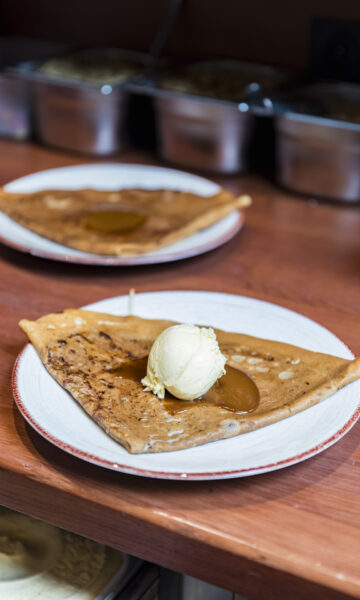 Photo d'une crêpe gourmande au caramel au beurre salé et une boule de glace de la Crêperie du Roy. Une crêperie traditionnelle bretonne située à Dinard. Photo : Studio Jezequel