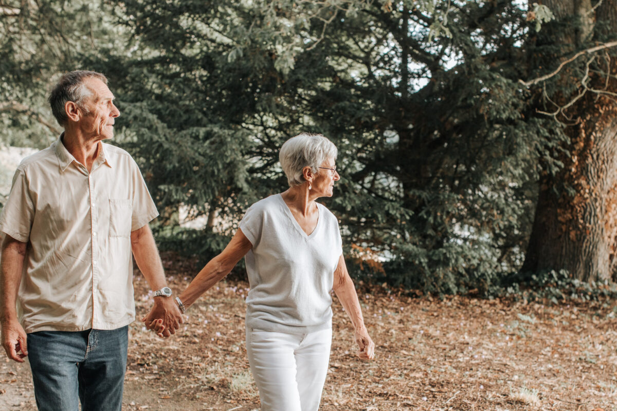 Un couple de retraité se balade dans le domaine de Montmarin à Pleurtuit.