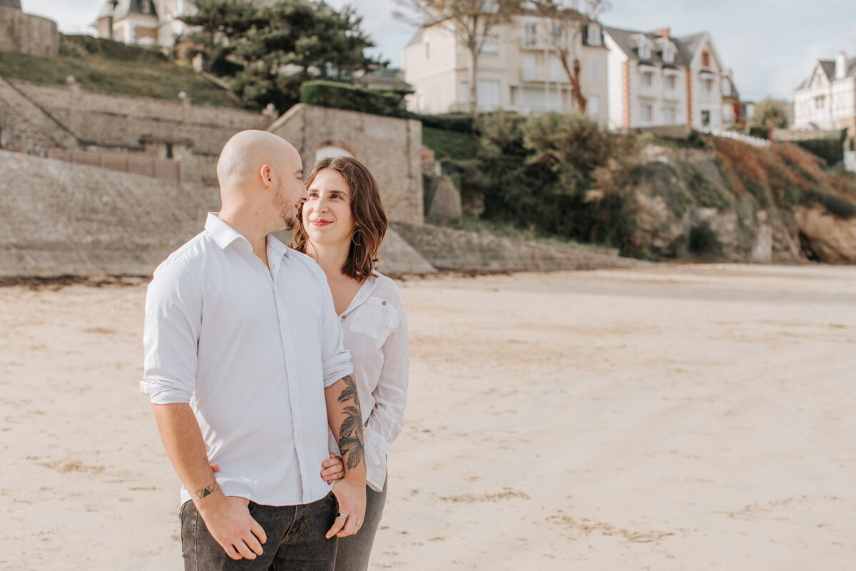 Scène romantique. Un couple se regarde les yeux dans les yeux sur sur la grande plage de Saint-Lunaire