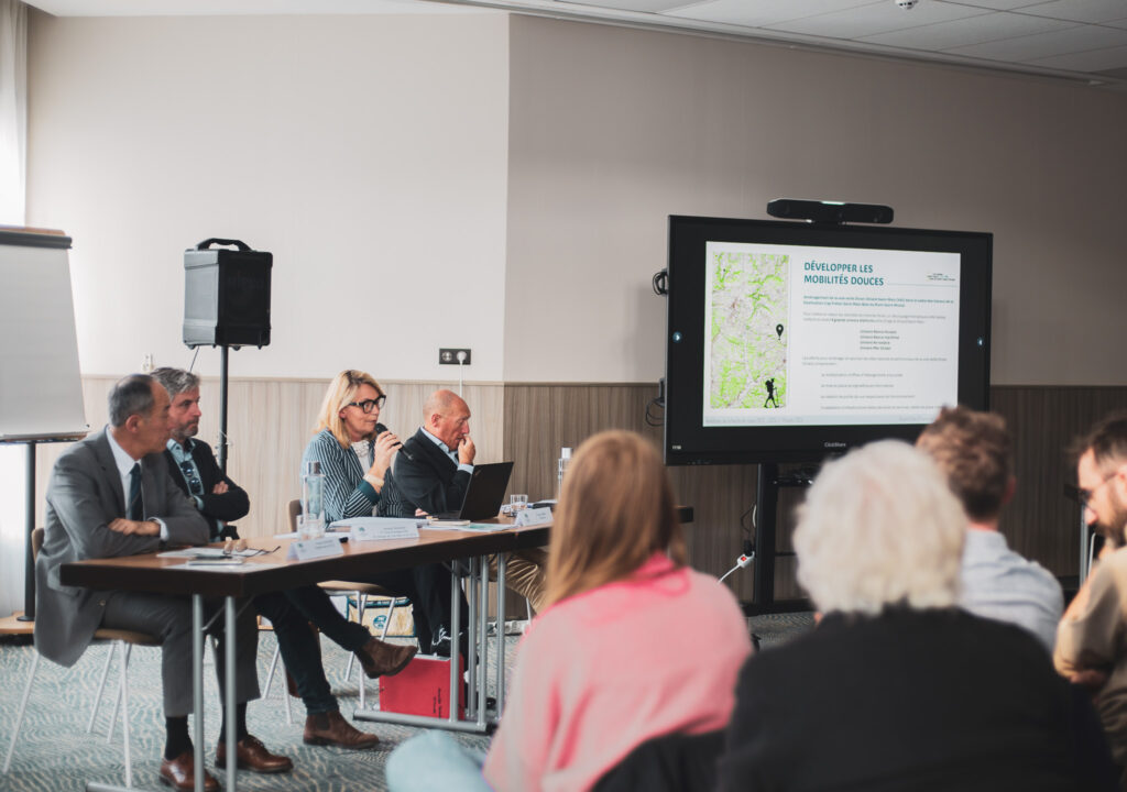 Salle de séminaires à EMERIA pour l'assemblée générale de Dinard Côte d'Émeraude Tourisme. intervention de Marie Guerin directrice