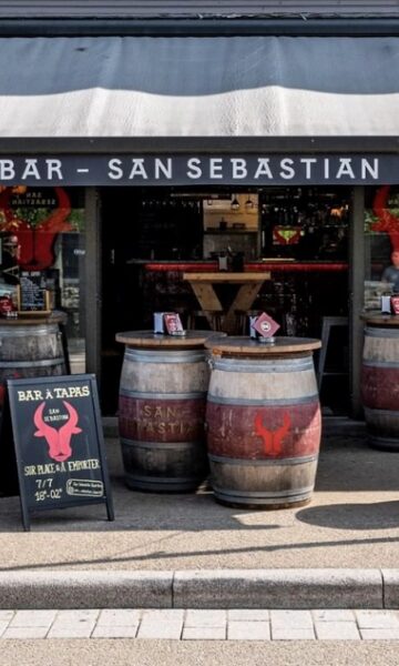 Bar San Sebastian à Saint-Briac-sur-Mer, dans le quartier de la Houle. Des spécialités basques et espagnoles, tapas, boissons et soirée karaoké et blind test.