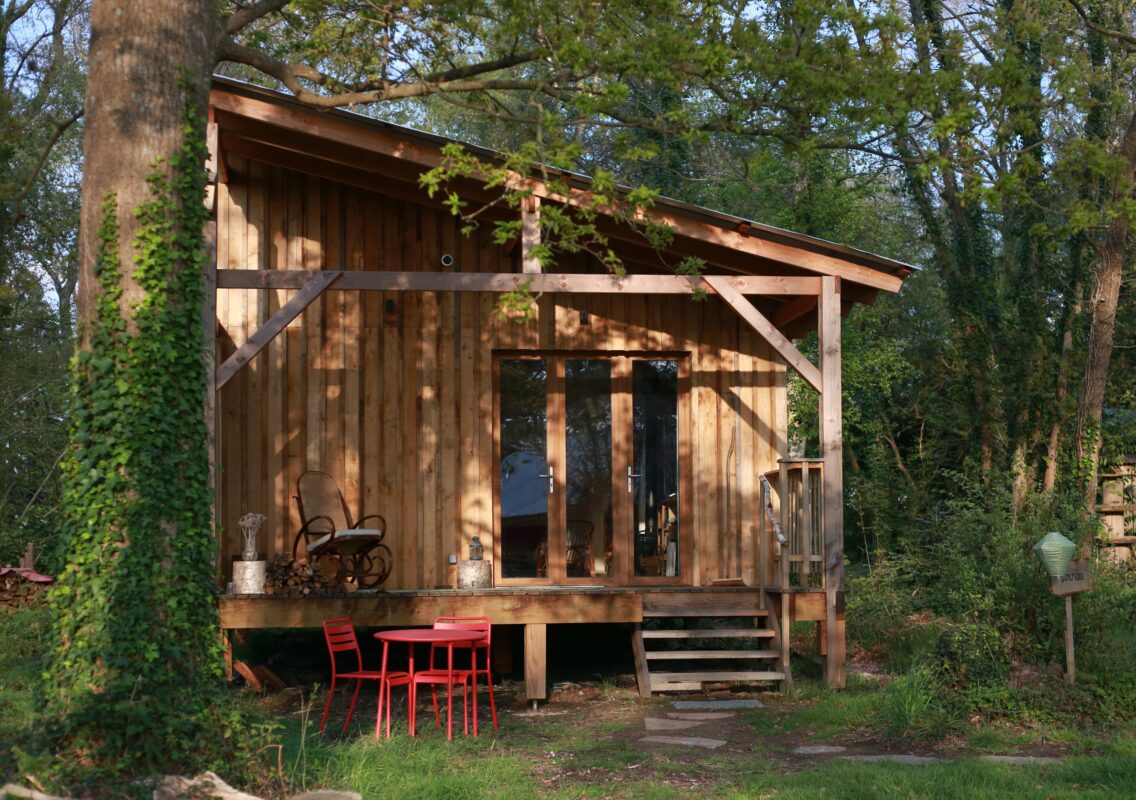 Boem - Cabane en bois aménagée sous un bois. L'ambiance est cosy et sereine. La lumière est douce