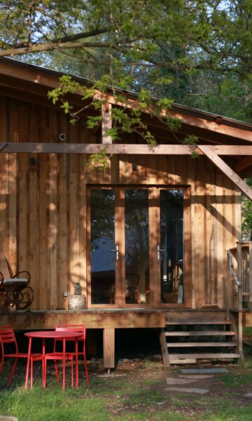 Boem - Cabane en bois aménagée sous un bois. L'ambiance est cosy et sereine. La lumière est douce