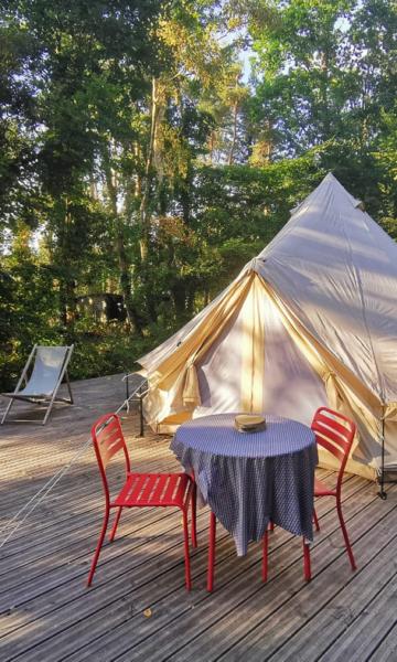 Boem - Cabane en bois aménagée sous un bois. L'ambiance est cosy et sereine. La lumière est douce