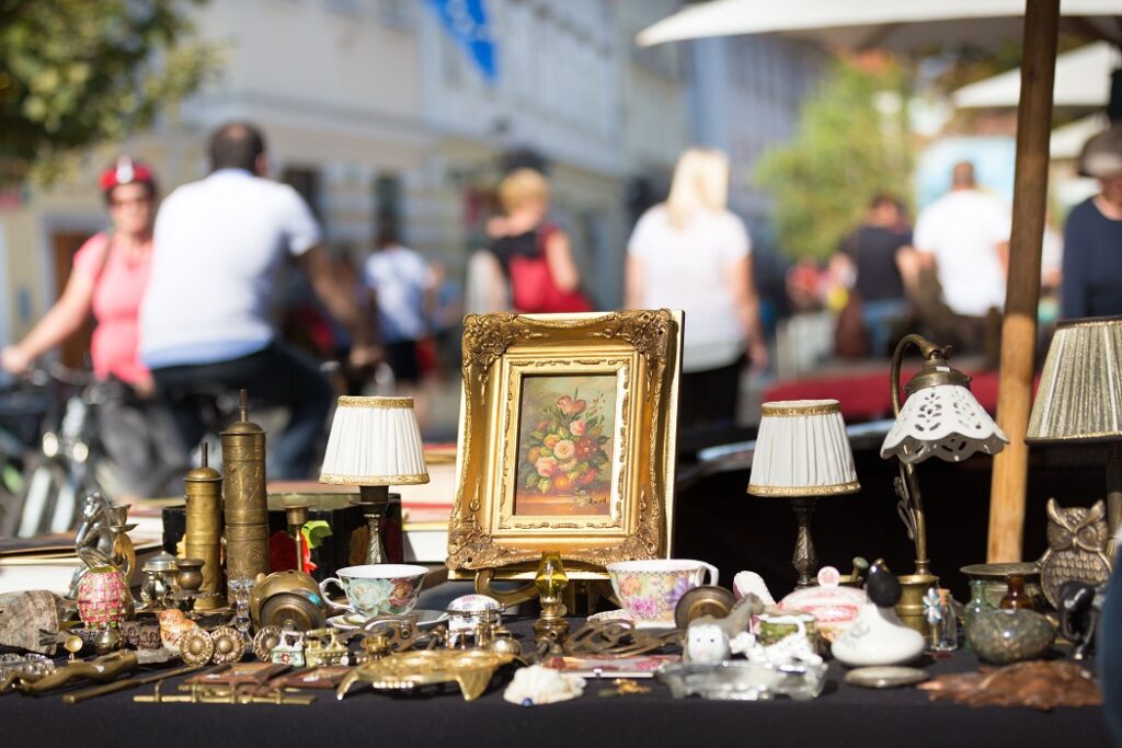 Foire à la brocante organisée par la Ville De Dinard sur l'esplanade de la Halle. Retrouvez les exposants tous les premiers dimanches du mois.