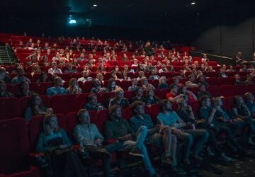 Cinema Le Familial à Saint Lunaire. Au sein du centre culturel Jean Rohcefort, le cinéma Le Familial propose des séances 3 fois par semaine toute l'année et tous les jours en juillet et en août.