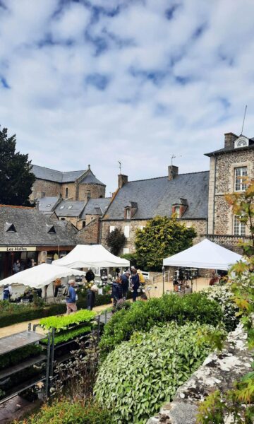 Fête des plantes de Saint-Briac-sur-Mer. Dans le contre-bourg de Saint-briac, la fête des plantes attire de nombreux curieux chaque années.