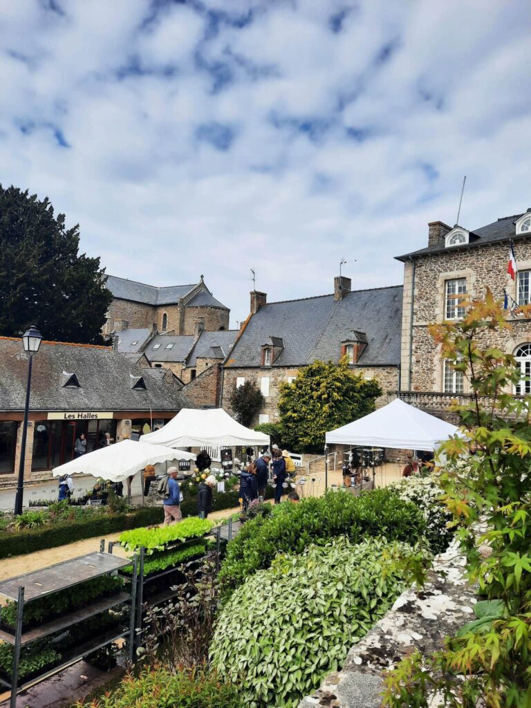 Fête des plantes de Saint-Briac-sur-Mer. Dans le contre-bourg de Saint-briac, la fête des plantes attire de nombreux curieux chaque années.