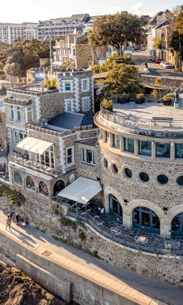 Vue aérienne de l'Hôtel Castelbrac. Ancienne villa Bic-à-bras, elle est devenue aquarium puis hôtel 5 étoiles à Dinard. Credit Studio Chevojon