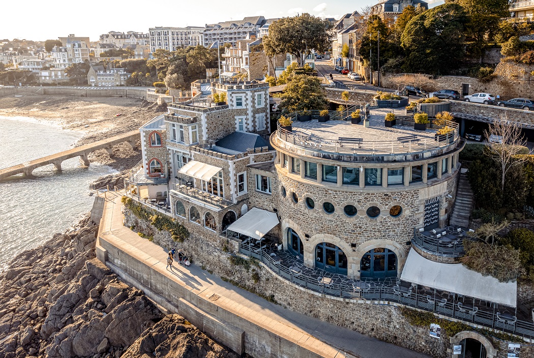 Vue aérienne de l'Hôtel Castelbrac. Ancienne villa Bic-à-bras, elle est devenue aquarium puis hôtel 5 étoiles à Dinard. Credit Studio Chevojon