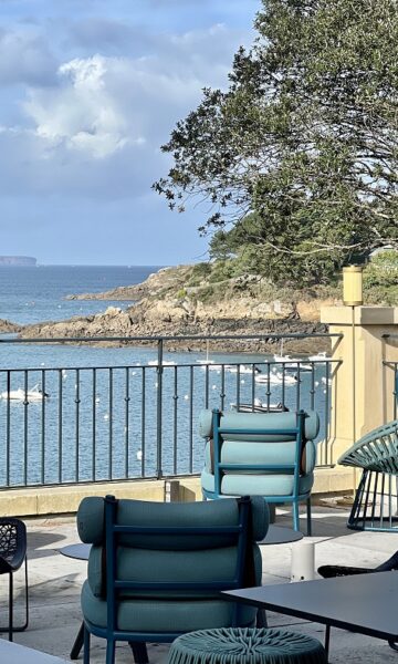 La Terrasse Du Bar Du Nessay. Bar ouvert à tous avec une vue panoramique sur la mer et le Cap Fréhel.