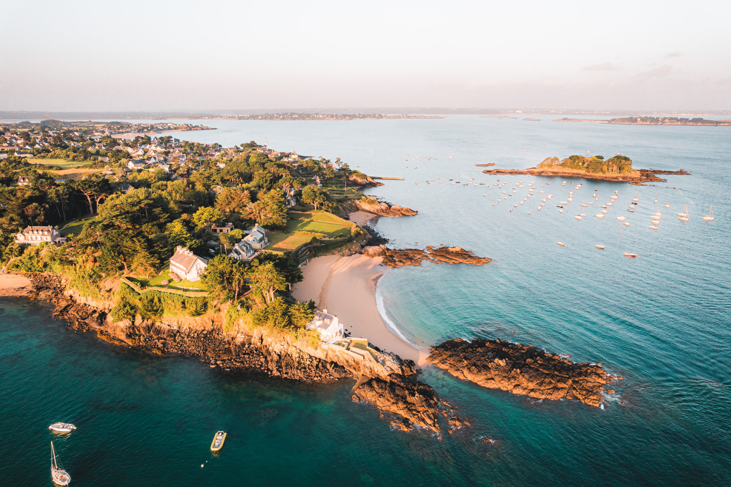 La plage du Rocher à Lancieux vue du ciel. Une jolie balade à faire au coucher du soleil lors d'une soirée d'été à Lancieux. Photo Lezbroz